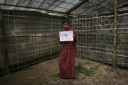 Kurshida, de 12 años de edad, muestra su dibujo en un espacio dedicado a los niños creado por las organizaciones CODEC y UNICEF, el 21 de septiembre de 2017 en Cox's Bazar, Bangladés.