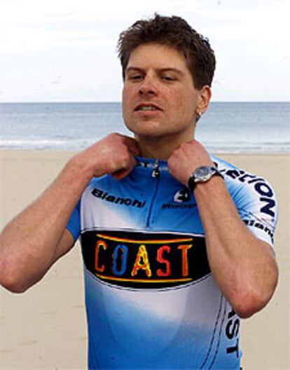 Jan Ullrich, en la playa de Gandia, con el nuevo maillot del Coast.