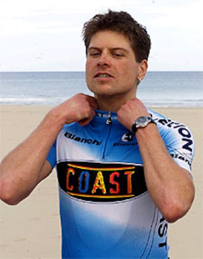 Jan Ullrich, en la playa de Gandia, con el nuevo maillot del Coast.