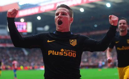 Gameiro celebra uno de sus tres goles la pasada jornada en Gijón.