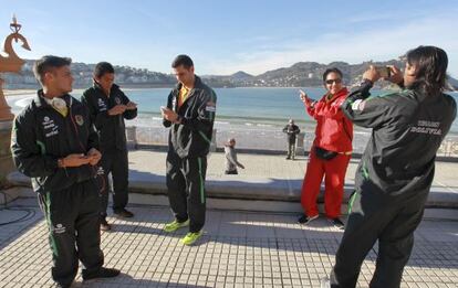 Varios jugadores bolivianos se fotografían ayer en San Sebastián.