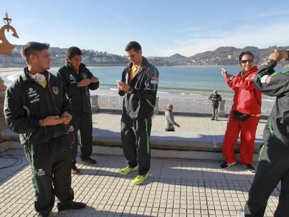 Varios jugadores bolivianos se fotografían ayer en San Sebastián.