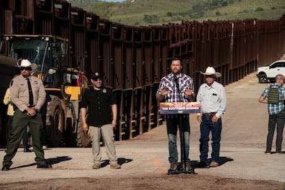 El candidato republicano a la vicepresidencia de EE UU, J.D. Vance, habla durante su visita a la frontera sur en Hereford (Arizona), el 1 de agosto.