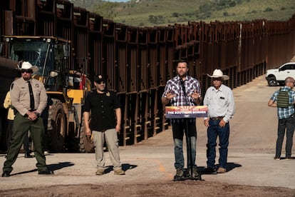 El candidato republicano a la vicepresidencia de EE UU, J.D. Vance, habla durante su visita a la frontera sur en Hereford (Arizona), el 1 de agosto. 