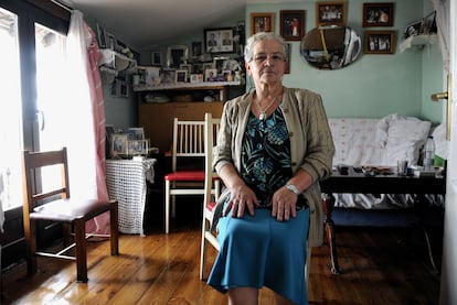 Aurelia Gigirey, en el interior de su vivienda mientras atenda a este peridico, ayer en Vitoria.