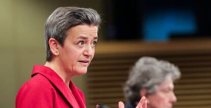 Margrethe Vestager, vicepresidenta europea, y Thierry Breton, comisario de Interior, este martes.