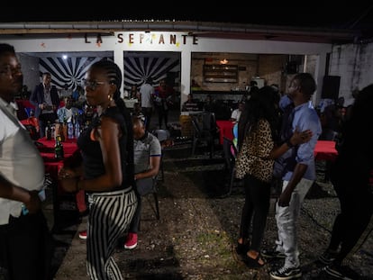 La gente baila rumba congolesa interpretada por la banda Bana OK en el club La Septante en el barrio Kasa-Vubu de Kinshasa, en República Democrática del Congo.