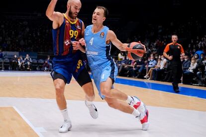 El base del Barça Calathes trata de frenar a Pangos, base del Zenit, en el partido de Euroliga entre ambos equipos el pasado viernes.