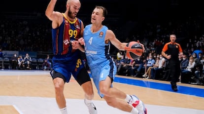 El base del Barça Calathes trata de frenar a Pangos, base del Zenit, en el partido de Euroliga entre ambos equipos el pasado viernes.