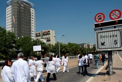 Varios centenares de trabajadores del hospital de Vall d'Hebron contando los accesos a la Ronda de Dalt en Barcelona.