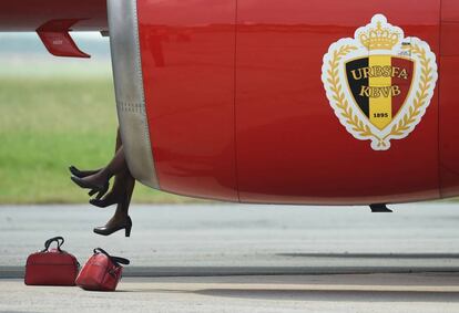 Las azafatas del avión de la selección de Bélgica.