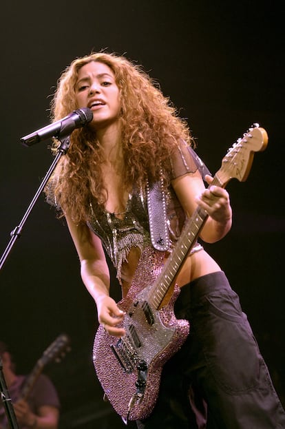 Antes que Taylor Swift, estuvo ella: Shakira y su guitarra recubierta de cristales de Swarovski, en un concierto en París en el año 2007. El 'look rockera' la ha acompañado siempre.