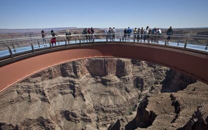 Turistas paseando en el 'Skywalk' del Gran Cañón, en Arizona (Estados Unidos).