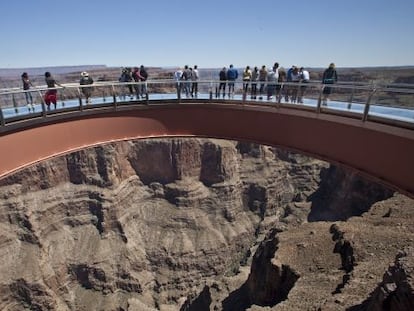 Turistas paseando en el 'Skywalk' del Gran Cañón, en Arizona (Estados Unidos).