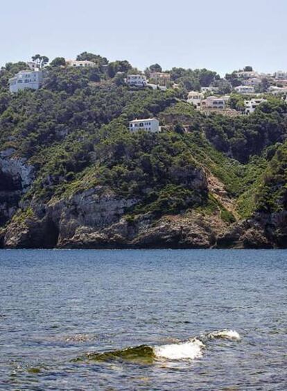 Chalés construidos en la zona de la cala La Barraca, en el litoral de Xàbia.