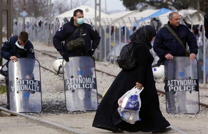 Los datos de la ONU señalan que ellas son el 56% de los desplazados internos. Muchas se quedan en sus países porque no tienen medios para salir. En la imagen, la frontera de Grecia con Macedonia.