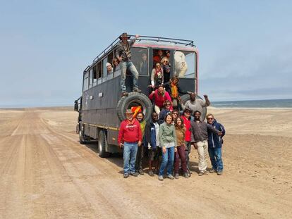 Un grupo de El Pa&iacute;s Viajes durante una ruta por Namibia con Paco Nadal. 