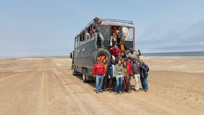 Un grupo de El Pa&iacute;s Viajes durante una ruta por Namibia con Paco Nadal. 