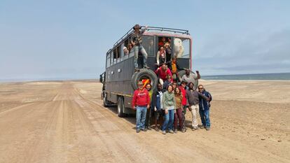 Un grupo de El País Viajes durante una ruta por Namibia con Paco Nadal.