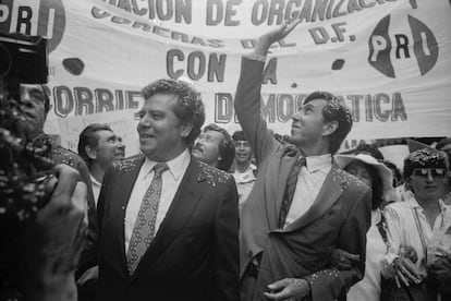 Cuauhtémoc Cárdenas y Porfirio Muñoz Ledo, fundadores del PRD, marchan al Zócalo capitalino druante la "Movilización de las 100 horas", en septiembre de 1987.