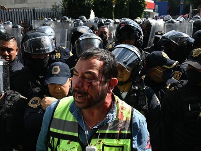 Enrique Medrano, portavoz del gremio de gaseros mexicanos, sangra tras un enfrentamiento con la policía durante una protesta este lunes en la sede de la Secretaría de Energía, en Ciudad de México.