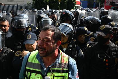 Enrique Medrano, portavoz del gremio de gaseros mexicanos, sangra tras un enfrentamiento con la policía durante una protesta este lunes en la sede de la Secretaría de Energía, en Ciudad de México.