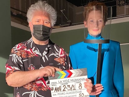 Pedro Almodóvar con Tilda Swinton en el inicio del rodaje de 'La voz humana'.