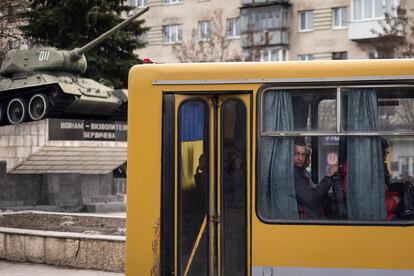 Bajo estas líneas, un autobús pasa junto a un monumento hecho con un tanque T-34 utilizado en la liberación soviética de Berdichev durante la II Guerra Mundial.