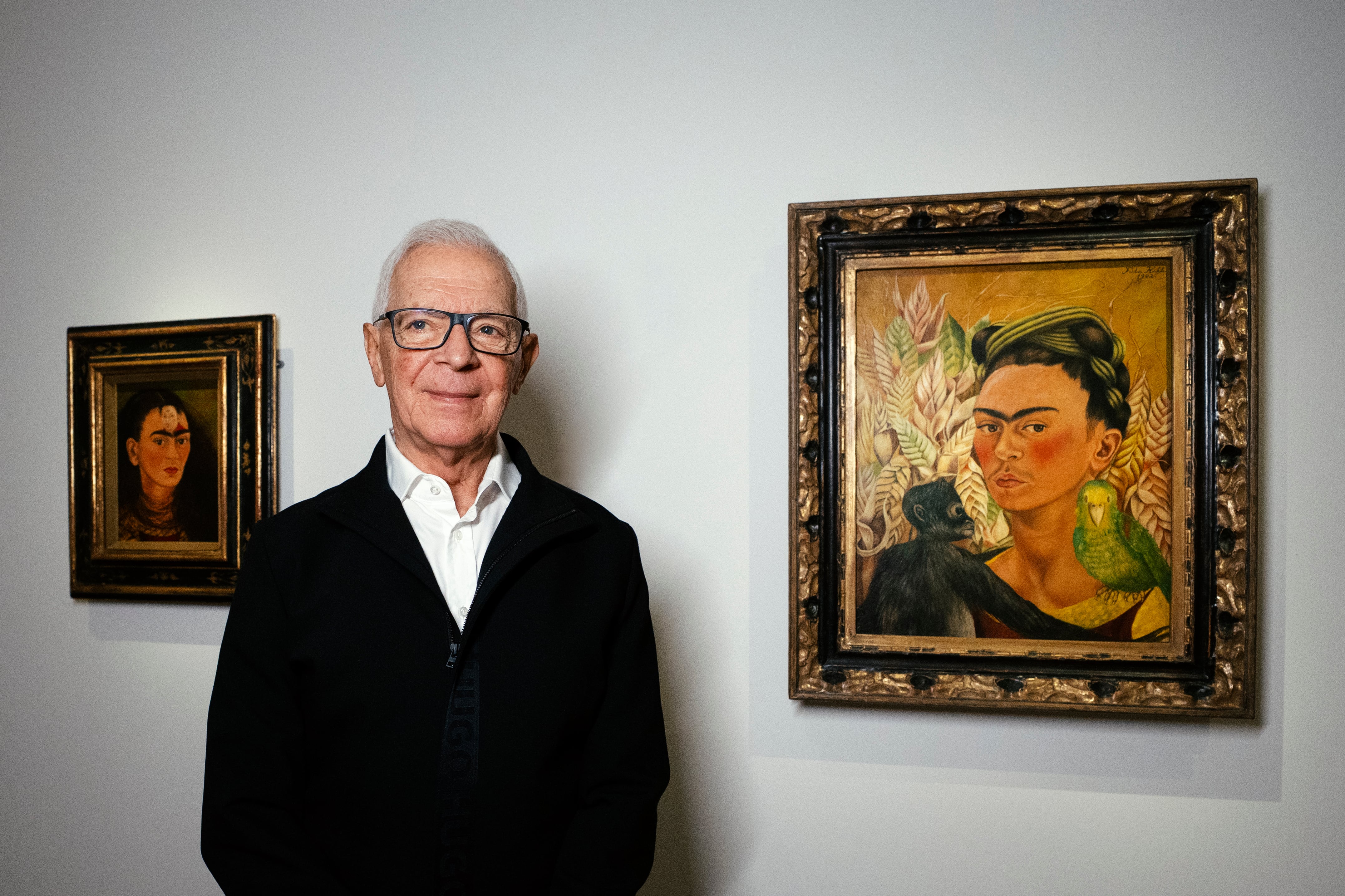 Costantini posa entre los dos autorretratos de Frida Kahlo de la colección del Malba.