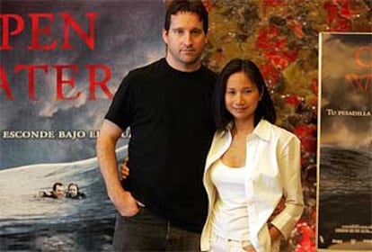 El director y guionista Chris Kentis acompañado de su esposa y productora, Lara Lau, durante la presentación de su película Open Water.