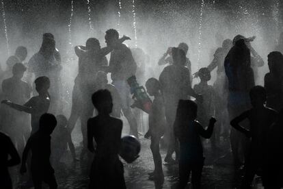 Decenas de personas se refrescan en Madrid Río, el 12 de junio de 2022.