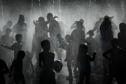 Decenas de personas se refrescan en Madrid Río, el 12 de junio de 2022. 