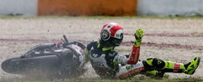 Marco Simoncelli rueda por los suelos