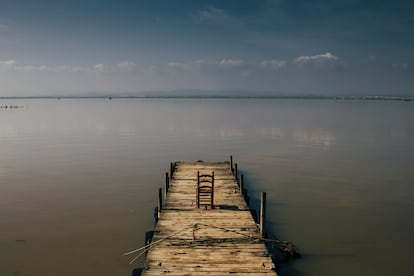 Un muelle de la Albufera, con las aguas muy turbias por la dana, este martes.