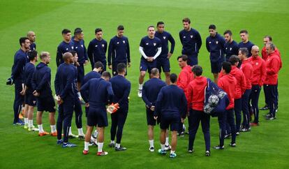 Montella, con sus jugadores.