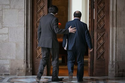 Carles Puigdemont con Miquel Iceta, al entrar a la reuni&oacute;n.