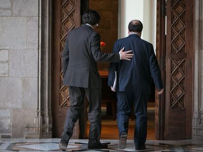 Carles Puigdemont con Miquel Iceta, al entrar a la reuni&oacute;n.