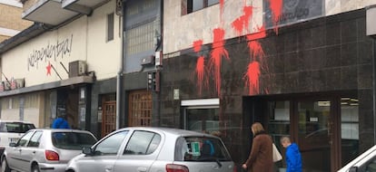 Pinturas en la fachada del juzgado de Mondragón.