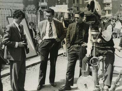 Pier Paolo Pasolini (con gafas, el segundo por la derecha), en un rodaje.