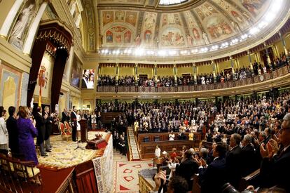 El rey Felipe VI escucha los aplausos de diputados y senadores durante su solemne proclamación ante las Cortes Generales en el hemiciclo del Congreso de los Diputados.
