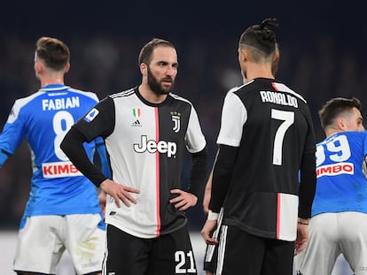 Higuaín conversa con Cristiano Ronaldo durante el partido entre el Nápoles y la Juventus.