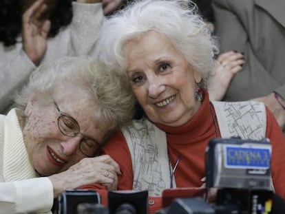 Rosa de Roisinblit, uma avó da Plaza de Mayo, abraça a sua parceira Estela de Carlotto nesta terça-feira em Buenos Aires.