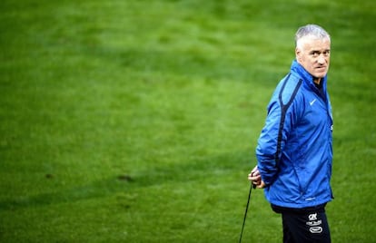 Didier Deschamps dirige un entrenamiento de la selección francesa. 