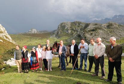 Los Reyes y sus hijas, la princesa Leonor y la infanta Sofía, en los Lagos de Covadonga.