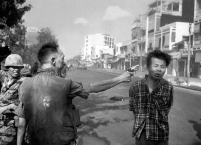 Fotografía tomada el 1 de febrero de 1968. El General Nguyen Ngoc Loan, jefe de la policía nacional en Vietnam del sur, dispara su pistola en la cabeza de Nguyen Van Lem (también conocido como Bay Lop), oficial sospechoso de pertenecer al Vietcong, en una calle de Saigón, en los inicios de la Ofensiva Tet. La imagen ganó el premio Pulitzer de ese año.