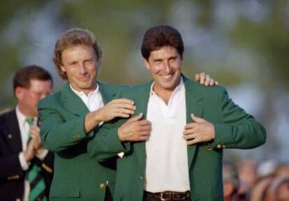 Olazabal recibe la chaqueta verde en 1994 de Bernhard Langer.