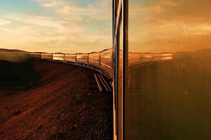 El Transiberiano a su paso por el desierto de Mongolia durante un atardecer.