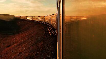 El Transiberiano a su paso por el desierto de Mongolia durante un atardecer.