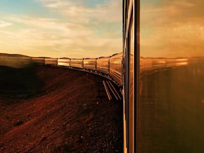 El Transiberiano a su paso por el desierto de Mongolia durante un atardecer.