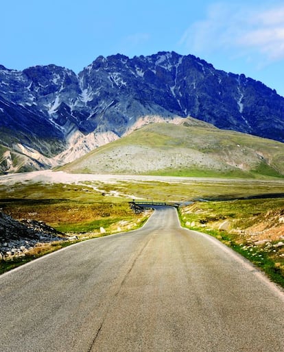 En los 17 kilómetros de prado alpino que se extienden bajo 'la gran piedra de Italia' (así se traduce su nombre), conocidos como 'pequeño Tíbet', se encuentra el hotel Campo Imperatore donde, en 1943, fue retenido, y posteriormente liberado por un comando de las SS nazis, el dictador italiano Benito Mussolini.